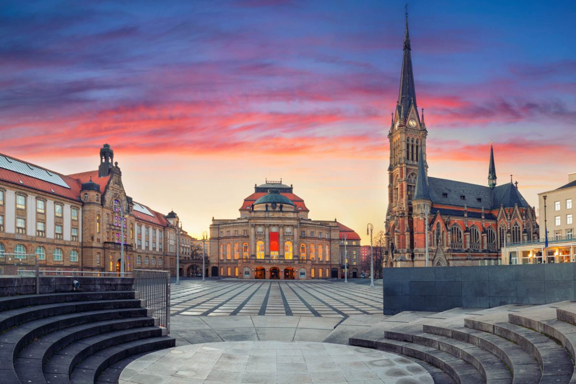 Blick auf den Theaterplatz in Chemnitz in Sachsen am Abend zur Blauen Stunde