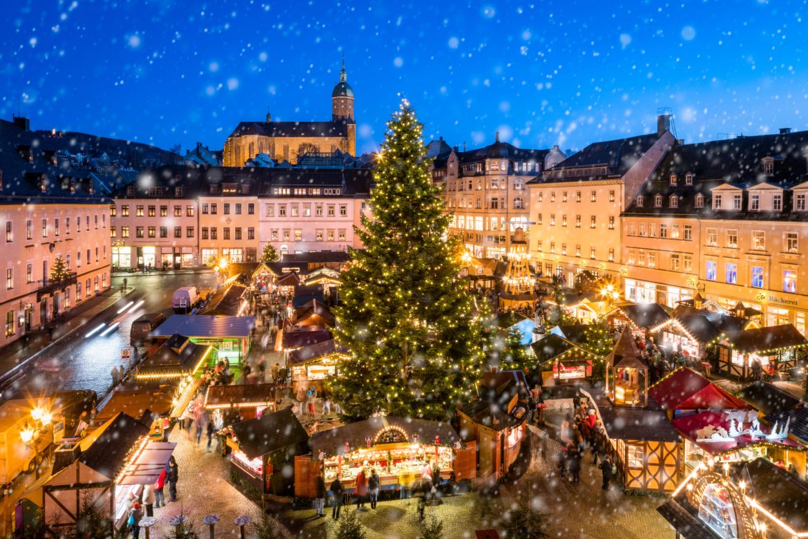 Blick auf einen Weihnachtsmarkt im Erzgebirge in Sachsen