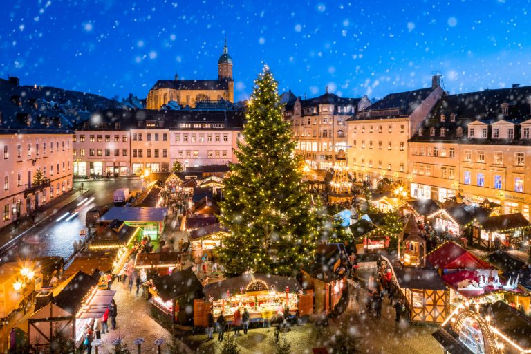 Blick auf einen Weihnachtsmarkt im Erzgebirge in Sachsen