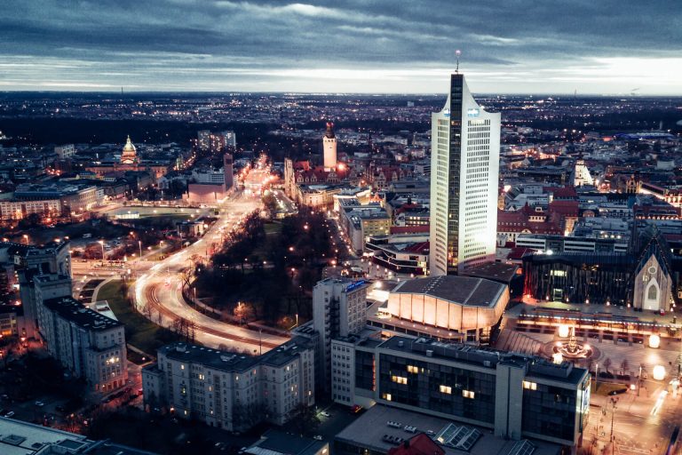 Blick auf die Highlights und Sehenswürdigkeiten der Stadt Leipzig in Sachsen am Abend