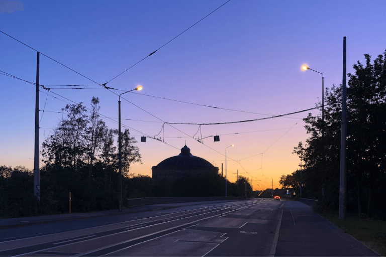 Abenddämmerung und Blaue Stunde am Panometer in Leipzig
