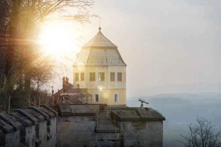Frühlingserwachen mit Sonne auf der Festung Königstein in der Sächsischen Schweiz bei Dresden in Sachsen